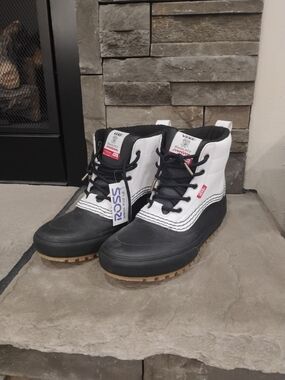 Vans Women's Black & White Waterproof Lace-Up Snow Boots
